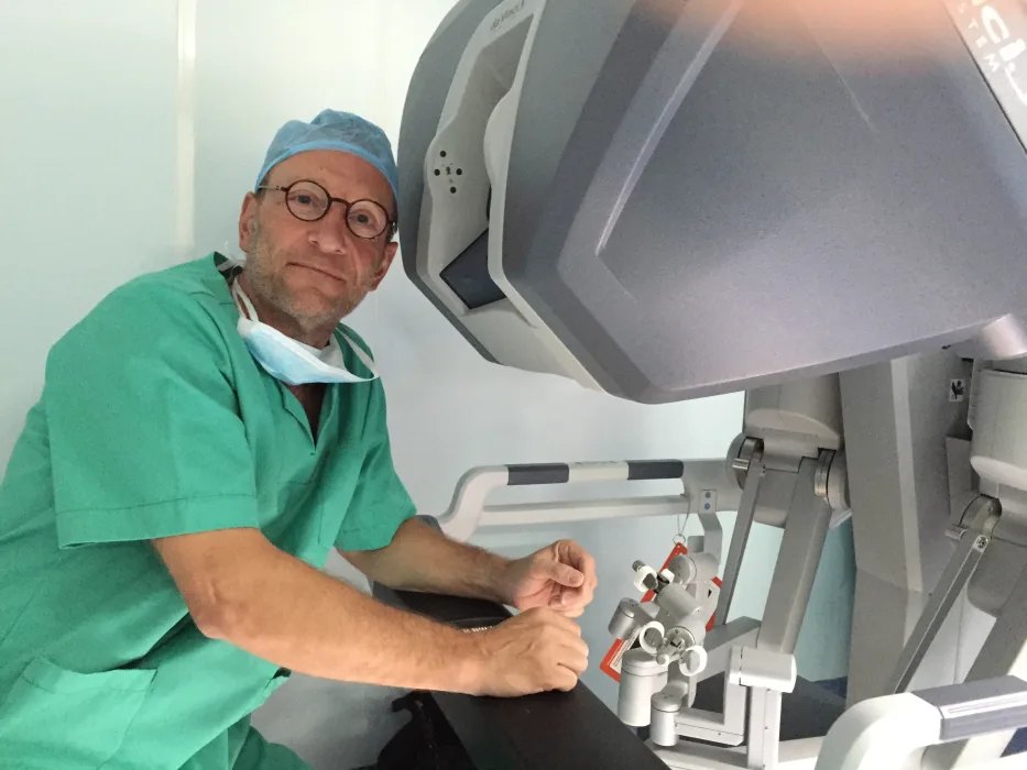 Le Dr Denis Janelle à la console du robot chirurgical