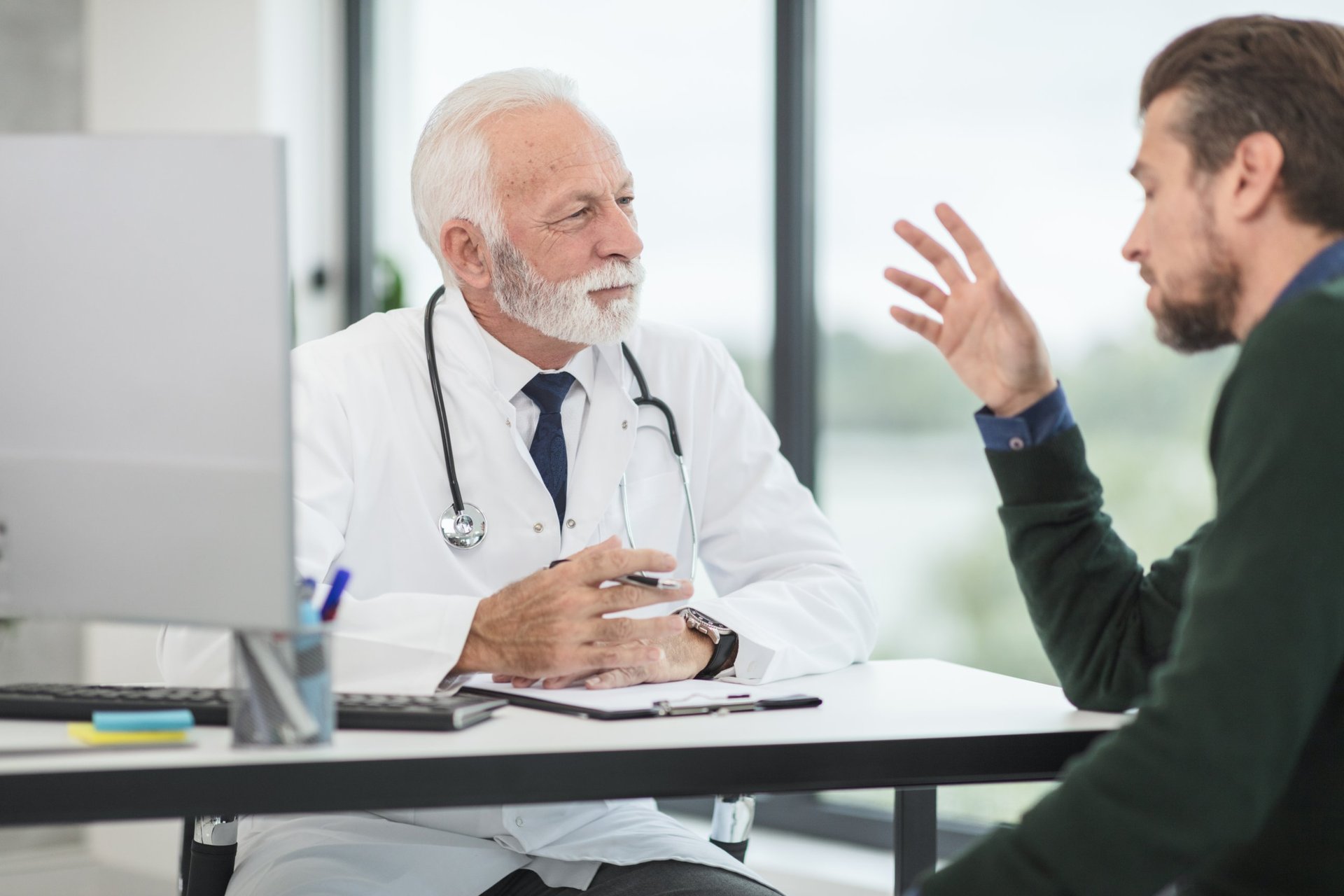 Un médecin écoute un patient en consultation
