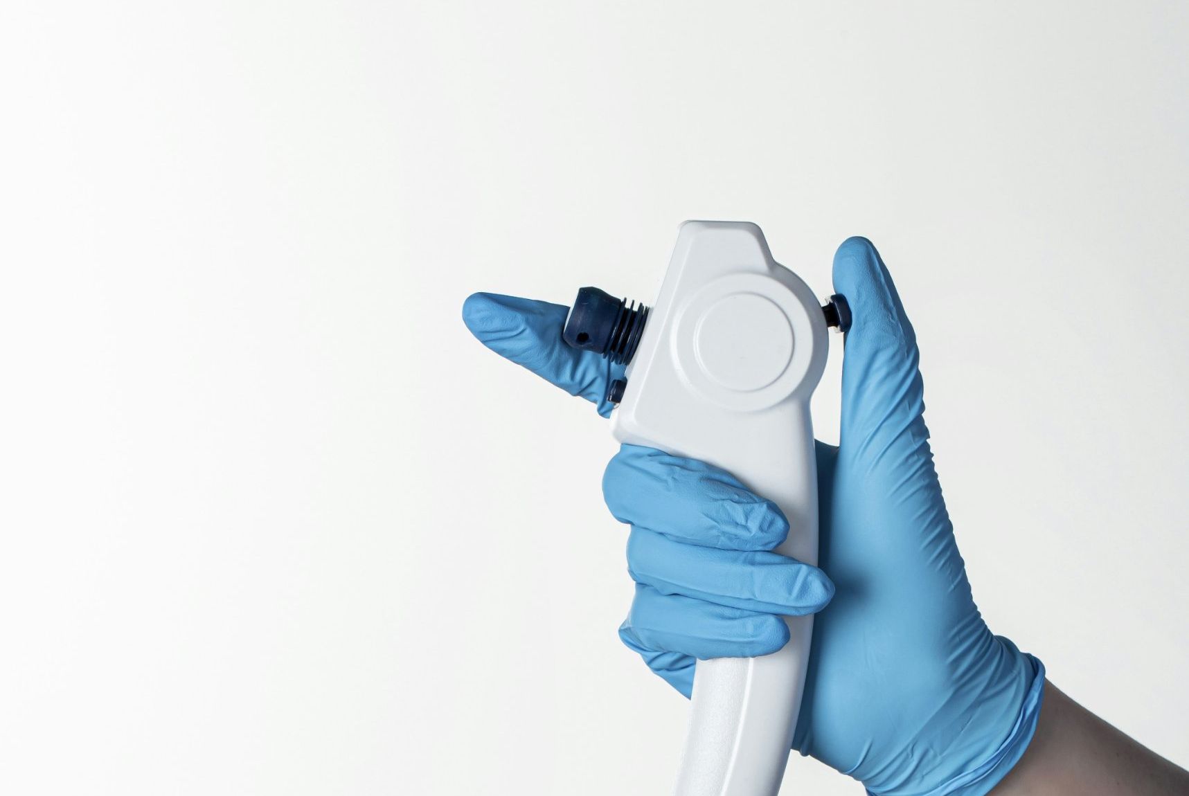 Endoscope souple tenu par une main gantée