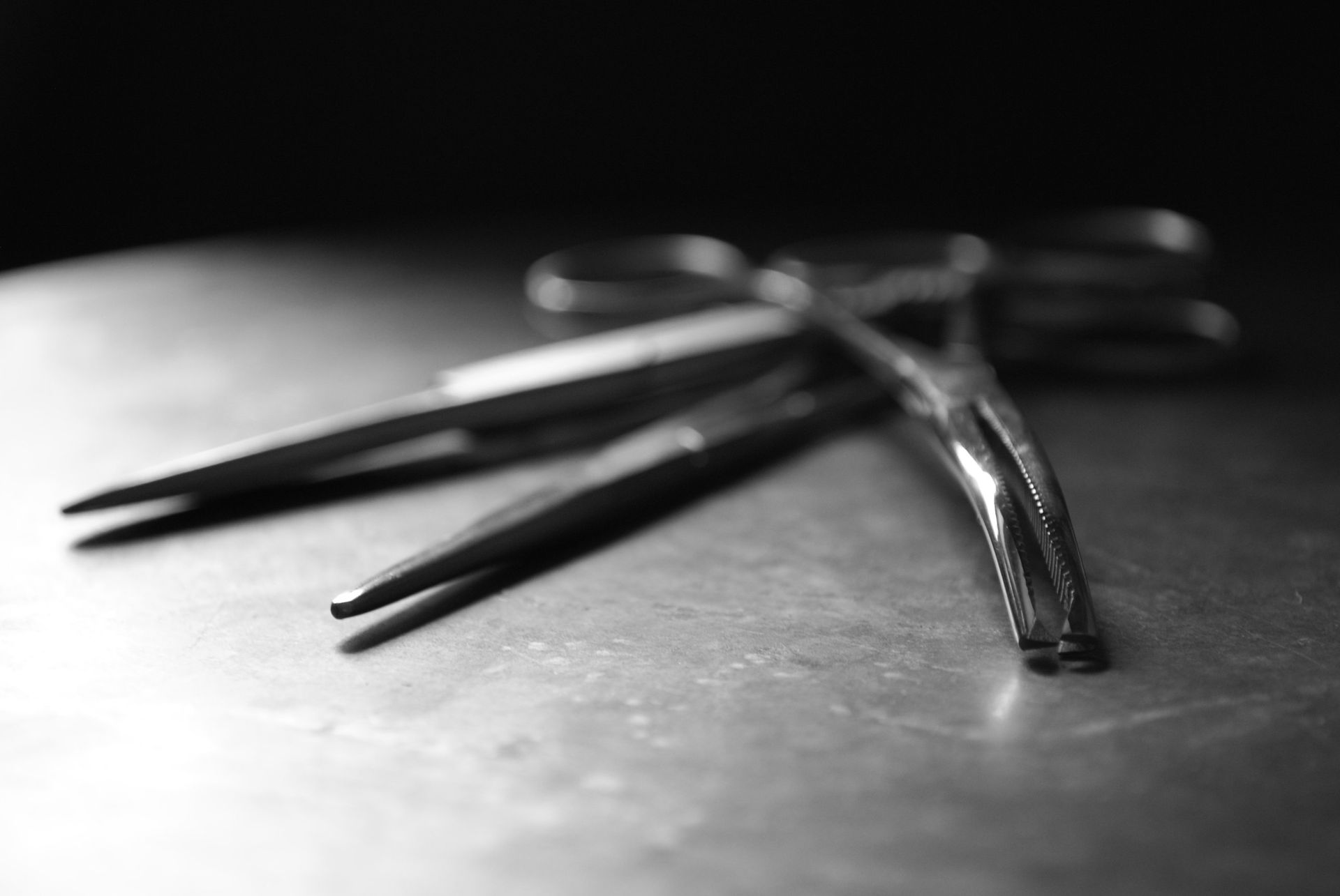 Instruments chirurgicaux posés sur une table, en noir et blanc